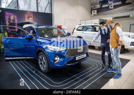 (240702) -- BEIJING, 2 juillet 2024 (Xinhua) -- Un membre du personnel présente une voiture Haval à un client dans un atelier de concessionnaire à Almaty, Kazakhstan, le 1er avril 2021. (Astana Motors/document via Xinhua) Banque D'Images