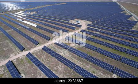 (240702) -- PÉKIN, 2 juillet 2024 (Xinhua) -- une photo prise par un drone aérien le 4 mai 2023 montre une vue de la centrale photovoltaïque de Kapshagay à Almaty, au Kazakhstan. (Photo de Kalizhan Ospanov/Xinhua) Banque D'Images