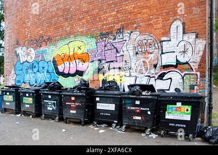 peinture murale graffiti street art au-dessus de la rangée de poubelles commerciales à newcastle upon tyne newcastle Banque D'Images