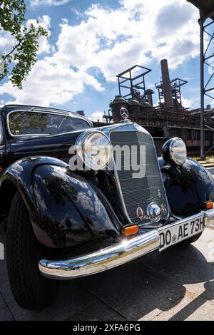 Une Mercedes-Benz W 136 se trouve devant le haut fourneau de l'ancienne fonderie Hoesch Phoenix West, Dortmund, Rhénanie du Nord-Westphalie, Allemagne. ein Banque D'Images