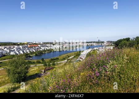 Propriétés de luxe sur le lac Phoenix, le lac et son développement voisin ont été construits sur le site de l'ancienne aciérie Phoenix East dans la Hoerde Banque D'Images