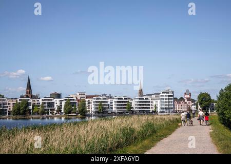 Le lac Phoenix dans le quartier Hoerde, vue sur le centre médical. Le lac et ses bâtiments voisins ont été construits sur le site de l'ancien Phoen Banque D'Images