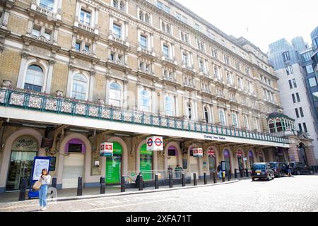 Des entrées fermées sont visibles à la gare de Charing Cross à Londres alors que les voyageurs ferroviaires sont confrontés à des perturbations en raison de la dernière grève ferroviaire. Banque D'Images