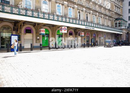 Des entrées fermées sont visibles à la gare de Charing Cross à Londres alors que les voyageurs ferroviaires sont confrontés à des perturbations en raison de la dernière grève ferroviaire. Banque D'Images