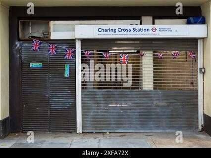 Des entrées fermées sont visibles à la gare de Charing Cross à Londres alors que les voyageurs ferroviaires sont confrontés à des perturbations en raison de la dernière grève ferroviaire. Banque D'Images
