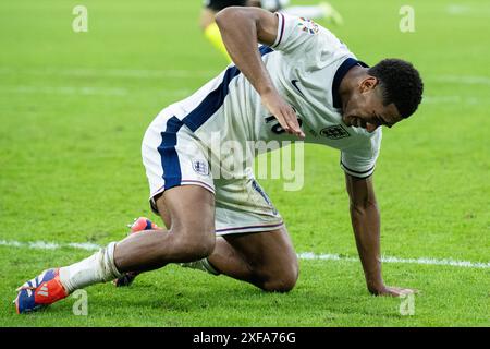 GELSENKIRCHEN, ALLEMAGNE - JUIN 30 : Jude Bellingham, de l'Angleterre, célèbre lors de la manche de 16 de l'UEFA EURO 2024 entre l'Angleterre et la Slovaquie à l'ARE Banque D'Images