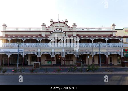 Le Criterion Hotel (1897) est un hôtel classé au patrimoine historique présentant une architecture classique avec des fenêtres et des portes cintrées Warwick, Queensland, Australie. Banque D'Images