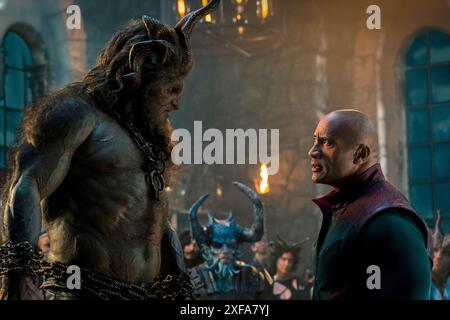 Red One (2024) réalisé par Jake Kasdan et mettant en vedette Dwayne Johnson dans le rôle de Callum Drift et Kristofer Hivju dans le rôle de Krampus. Après l'enlèvement du Père Noël - nom de code : RED ONE -, le chef de la sécurité du Pôle Nord doit faire équipe avec le chasseur de primes le plus tristement célèbre au monde dans une mission pleine d'action et de globe-trotting pour sauver Noël. Photographie publicitaire ***USAGE ÉDITORIAL SEULEMENT***. Crédit : BFA / Frank Masi / Amazon MGM Studios Banque D'Images