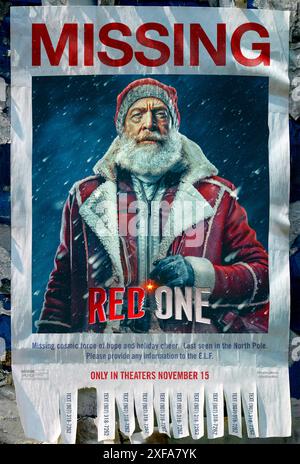 Red One (2024) réalisé par Jake Kasdan et mettant en vedette J.K. Simmons, Dwayne Johnson, Chris Evans et Lucy Liu. Après l'enlèvement du Père Noël - nom de code : RED ONE -, le chef de la sécurité du Pôle Nord doit faire équipe avec le chasseur de primes le plus tristement célèbre au monde dans une mission pleine d'action et de globe-trotting pour sauver Noël. Affiche teaser US ***USAGE ÉDITORIAL SEULEMENT***. Crédit : BFA / Amazon Studios Banque D'Images