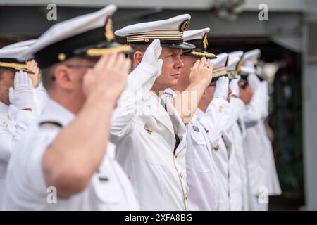 Toulon, France. 01 juillet 2024. Les officiers sont vus pendant la cérémonie. Le commandement du Groupe maritime permanent 2 (SNMG2) de l'OTAN a été remis au contre-amiral Matthew D. Coates de la Marine royale canadienne par le contre-amiral Yannick Bossu lors d'une cérémonie à bord du batiment de Commandement et ravitaillement français (BCR) somme, présidé par le vice-amiral Didier Malaterre, commandant adjoint du Commandement maritime allié de l'OTAN (MARCOM). (Photo de Laurent Coust/SOPA images/SIPA USA) crédit : SIPA USA/Alamy Live News Banque D'Images