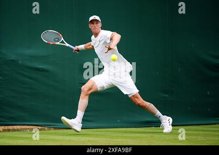 Jan Choinski en action contre Luciano Darderi (non photographié) lors de la deuxième journée des Championnats de Wimbledon 2024 au All England Lawn Tennis and Croquet Club, Londres. Date de la photo : mardi 2 juillet 2024. Banque D'Images