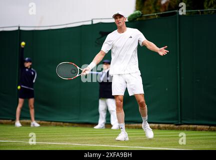 Jan Choinski en action contre Luciano Darderi (non photographié) lors de la deuxième journée des Championnats de Wimbledon 2024 au All England Lawn Tennis and Croquet Club, Londres. Date de la photo : mardi 2 juillet 2024. Banque D'Images