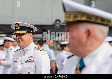 Le contre-amiral Matthew D. Coates de la Marine royale canadienne et le vice-amiral Didier Malaterre, commandant adjoint du Commandement maritime allié de l'OTAN (MARCOM) au premier plan hors de propos. Le commandement du Groupe maritime permanent 2 (SNMG2) de l'OTAN a été remis au contre-amiral Matthew D. Coates de la Marine royale canadienne par le contre-amiral Yannick Bossu lors d'une cérémonie à bord du batiment de Commandement et ravitaillement français (BCR) somme, présidé par le vice-amiral Didier Malaterre, commandant adjoint du Commandement maritime allié de l'OTAN (MARCOM). Banque D'Images