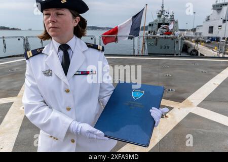 Toulon, France. 01 juillet 2024. Le changement de livre de commandes. Le commandement du Groupe maritime permanent 2 (SNMG2) de l'OTAN a été remis au contre-amiral Matthew D. Coates de la Marine royale canadienne par le contre-amiral Yannick Bossu lors d'une cérémonie à bord du batiment de Commandement et ravitaillement français (BCR) somme, présidé par le vice-amiral Didier Malaterre, commandant adjoint du Commandement maritime allié de l'OTAN (MARCOM). Crédit : SOPA images Limited/Alamy Live News Banque D'Images