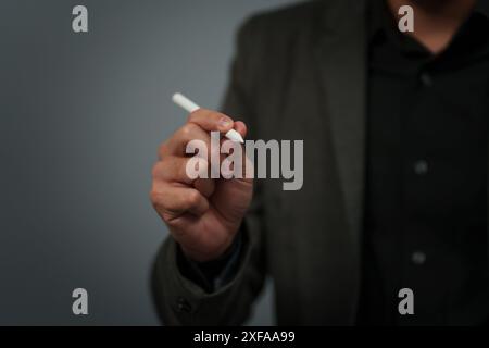 main d'homme d'affaires utilisant le stylet numérique stylo écriture sur l'écran virtuel vide Banque D'Images