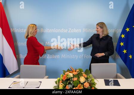 L’ancienne ministre Liesje Schreinemacher (R, commerce extérieur et coopération au développement) avec son successeur Reinette Klever lors de la passation au ministère des Affaires étrangères à la Haye, pays-Bas, le 2 juillet 2024. ANP LAURENS VAN PUTTEN pays-bas Out - belgique Out Banque D'Images