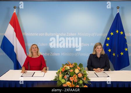 LA HAYE - ancienne ministre du commerce extérieur et de la coopération au développement Liesje Schreinemacher lors de la passation de poste à son successeur Reinette Klever au ministère des Affaires étrangères. ANP LAURENS VAN PUTTEN pays-bas Out - belgique Out Banque D'Images