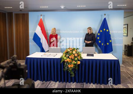 LA HAYE - ancienne ministre du commerce extérieur et de la coopération au développement Liesje Schreinemacher lors de la passation de poste à son successeur Reinette Klever au ministère des Affaires étrangères. ANP LAURENS VAN PUTTEN pays-bas Out - belgique Out Banque D'Images