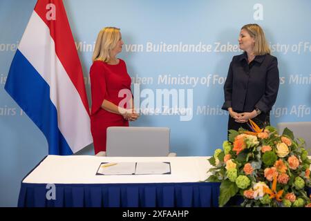 LA HAYE - ancienne ministre du commerce extérieur et de la coopération au développement Liesje Schreinemacher lors de la passation de poste à son successeur Reinette Klever au ministère des Affaires étrangères. ANP LAURENS VAN PUTTEN pays-bas Out - belgique Out Banque D'Images