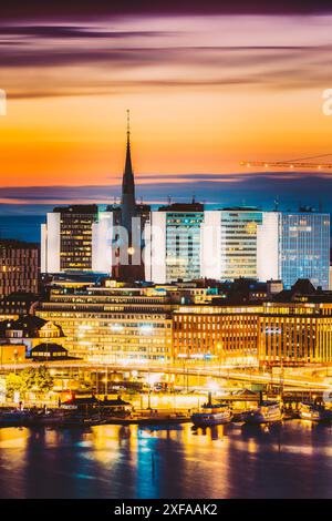 Stockholm, Suède. Vue sur l'église et les maisons de St Clara ou Saint Klara au crépuscule. Éclairage nocturne Banque D'Images