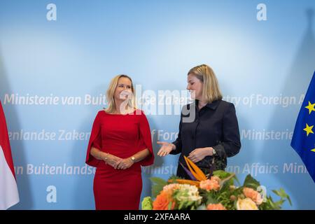 LA HAYE - ancienne ministre du commerce extérieur et de la coopération au développement Liesje Schreinemacher lors de la passation de poste à son successeur Reinette Klever au ministère des Affaires étrangères. ANP LAURENS VAN PUTTEN pays-bas Out - belgique Out Banque D'Images