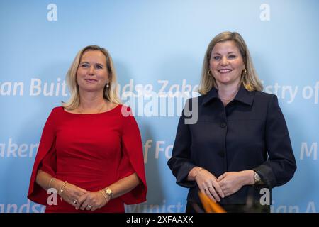 LA HAYE - ancienne ministre du commerce extérieur et de la coopération au développement Liesje Schreinemacher lors de la passation de poste à son successeur Reinette Klever au ministère des Affaires étrangères. ANP LAURENS VAN PUTTEN pays-bas Out - belgique Out Banque D'Images