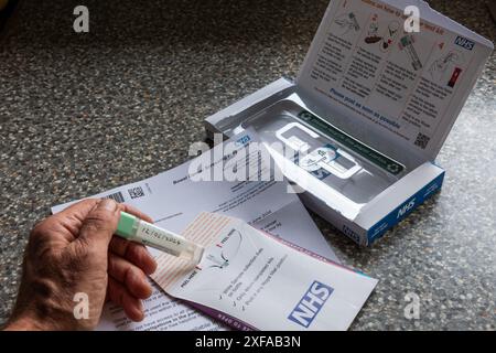 Trop important pour remettre à plus tard ou ignorer, une lettre du NHS pour entreprendre la détection du cancer de l'intestin avec un kit d'échantillonnage de retour à la maison, en pensant à cela avec Cuppa Banque D'Images