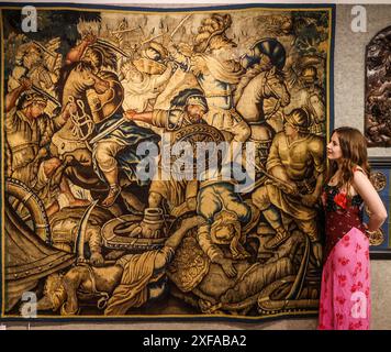 Bonhams Londres 02 juillet 2024 une tapisserie historique flamande de couronnement fin 17ème / début 18ème siècle, d'après les dessins de Sir Peter Paul Rubens tissés en laine et soie, représentant le couronnement d'Alexandre le Grand, le guerrier barbu, agenouillé sur des marches de marbre alors qu'une couronne d'or est placée sur sa tête, est £7 000-10 000 offert par Bonhams dans le cadre de leur Fine Decorative Arts Sale, 05 juillet 2024 . Paul Quezada-Neiman/Alamy Live News Credit : Paul Quezada-Neiman/Alamy Live News Banque D'Images