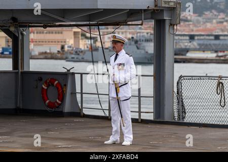 Toulon, France. 25 mai 2024. Des militaires de la Marine française sont vus lors de la cérémonie de commandement du Groupe maritime permanent 2 (SNMG2) de l'OTAN remis au contre-amiral Matthew D. Coates de la Marine royale canadienne par le contre-amiral Yannick Bossu à bord du Batiment de commandement et ravitaillement (BCR) somme, présidée par le vice-amiral Didier Malaterre, commandant adjoint du Commandement maritime allié de l'OTAN (MARCOM) à Toulon, France, le 1er juillet 2024. Photo de Laurent Coust/ABACAPRESS ; COM crédit : Abaca Press/Alamy Live News Banque D'Images