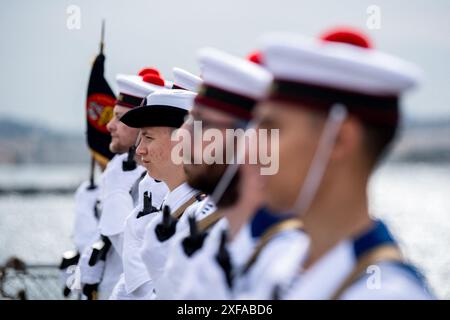 Toulon, France. 25 mai 2024. Des militaires de marine sont vus lors de la cérémonie de commandement du Groupe maritime permanent 2 (SNMG2) de l'OTAN remis au contre-amiral Matthew D. Coates de la Marine royale canadienne par le contre-amiral Yannick Bossu à bord du Batiment de commandement et ravitaillement français (BCR) somme, présidé par le vice-amiral Didier Malaterre, commandant adjoint du Commandement maritime allié de l'OTAN (MARCOM) à Toulon, France, le 1er juillet 2024. Photo de Laurent Coust/ABACAPRESS. COM Credit : Abaca Press/Alamy Live News Banque D'Images