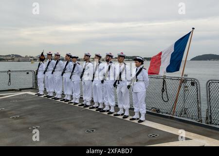 Toulon, France. 25 mai 2024. Des militaires de la Marine française sont vus lors de la cérémonie de commandement du Groupe maritime permanent 2 (SNMG2) de l'OTAN remis au contre-amiral Matthew D. Coates de la Marine royale canadienne par le contre-amiral Yannick Bossu à bord du Batiment de commandement et ravitaillement (BCR) somme, présidée par le vice-amiral Didier Malaterre, commandant adjoint du Commandement maritime allié de l'OTAN (MARCOM) à Toulon, France, le 1er juillet 2024. Photo de Laurent Coust/ABACAPRESS. COM Credit : Abaca Press/Alamy Live News Banque D'Images