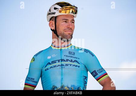 Pinerolo, Italie. 02 juillet 2024. Mark Cavendish, pilote britannique de l'équipe Astana Qazaqstan, au départ de la quatrième étape du Tour de France sur 139, 6 kilomètres (86,9 miles) avec départ à Pinerolo et arrivée à Valloire, Italie, mardi 02 juillet 2024. Sport - cyclisme . (Photo de Marco Alpozzi/Lapresse) crédit : LaPresse/Alamy Live News Banque D'Images