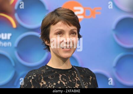 Julia KOSCHITZ, Schauspielerin, Einzelbild, angeschnittenes Einzelmotiv, Portraet, Portrait, Porträt. ZDF Empfang/ Obtenez Totgether Orange Hour in H ugo s Bar anlaesslich Filmfest Muenchen AM 02.07.2024. *** Julia KOSCHITZ, actrice, photo unique,motif unique recadré,portrait,portrait,portrait réception ZDF Obtenez Totgether Orange Hour au Hugo s Bar à l'occasion du Filmfest Muenchen le 02 07 2024 Banque D'Images