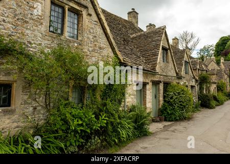 Rangée de chalets à Arlington, Bibury, Cotswold, a été construit à la fin du XIVe siècle comme magasin de laine et converti en maisons de tisserands à la fin du XVIIe siècle Banque D'Images