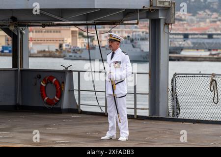 Toulon, France. 01 juillet 2024. Un marin vu pendant la cérémonie. Le commandement du Groupe maritime permanent 2 (SNMG2) de l'OTAN a été remis au contre-amiral Matthew D. Coates de la Marine royale canadienne par le contre-amiral Yannick Bossu lors d'une cérémonie à bord du batiment de Commandement et ravitaillement français (BCR) somme, présidé par le vice-amiral Didier Malaterre, commandant adjoint du Commandement maritime allié de l'OTAN (MARCOM). Crédit : SOPA images Limited/Alamy Live News Banque D'Images