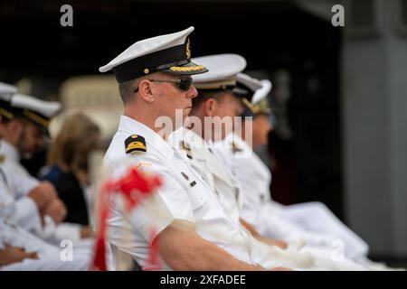 Toulon, France. 01 juillet 2024. Les officiers sont vus pendant la cérémonie. Le commandement du Groupe maritime permanent 2 (SNMG2) de l'OTAN a été remis au contre-amiral Matthew D. Coates de la Marine royale canadienne par le contre-amiral Yannick Bossu lors d'une cérémonie à bord du batiment de Commandement et ravitaillement français (BCR) somme, présidé par le vice-amiral Didier Malaterre, commandant adjoint du Commandement maritime allié de l'OTAN (MARCOM). (Photo de Laurent Coust/SOPA images/SIPA USA) crédit : SIPA USA/Alamy Live News Banque D'Images