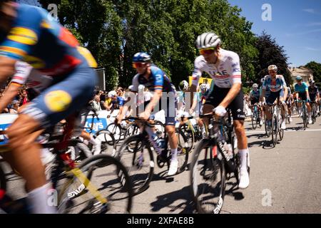 Pinerolo, Italie. 02 juillet 2024. Départ du peloton pour la quatrième étape du Tour de France sur 139, 6 kilomètres (86,9 miles) avec départ à Pinerolo et arrivée à Valloire, Italie, mardi 02 juillet 2024. Sport - cyclisme . (Photo de Marco Alpozzi/Lapresse) crédit : LaPresse/Alamy Live News Banque D'Images