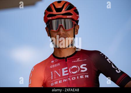 Pinerolo, Italie. 02 juillet 2024. INEOS - le coureur colombien des Grenadiers Egan Bernal au départ de la quatrième étape du Tour de France sur 139, 6 kilomètres (86,9 miles) avec départ à Pinerolo et arrivée à Valloire, Italie, mardi 02 juillet 2024. Sport - cyclisme . (Photo de Marco Alpozzi/Lapresse) crédit : LaPresse/Alamy Live News Banque D'Images