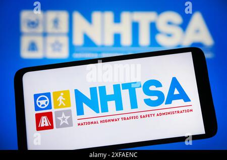 Sur cette photo, un logo de la National Highway Traffic Safety Administration (NHTSA) apparaît sur un téléphone intelligent et sur un écran d'ordinateur. Banque D'Images