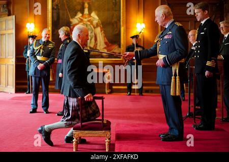 Le professeur Sir James McDonald, de Stewarton, président de la Royal Academy of Engineering, est fait chevalier Grand-Croix par le roi Charles III au Palais de Holyroodhouse, à Édimbourg, pour services à l'ingénierie, à l'éducation et à l'énergie. Date de la photo : mardi 2 juillet 2024. Banque D'Images