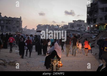 Gaza, Gaza, Palestine. 1er juillet 2024. Des milliers de Palestiniens sont déplacés de leurs maisons dans la ville orientale de Khan Yunis, au sud de la bande de Gaza, après que l'armée israélienne a menacé de les évacuer immédiatement (crédit image : © Saher Alghorra/ZUMA Press Wire) USAGE ÉDITORIAL SEULEMENT! Non destiné à UN USAGE commercial ! Banque D'Images