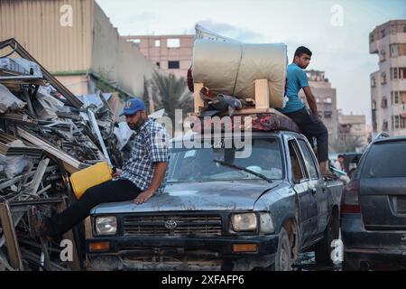 Gaza, Gaza, Palestine. 1er juillet 2024. Des milliers de Palestiniens sont déplacés de leurs maisons dans la ville orientale de Khan Yunis, au sud de la bande de Gaza, après que l'armée israélienne a menacé de les évacuer immédiatement (crédit image : © Saher Alghorra/ZUMA Press Wire) USAGE ÉDITORIAL SEULEMENT! Non destiné à UN USAGE commercial ! Banque D'Images