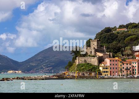 San Terenzo, la Spezia, Italie : vue panoramique sur le golfe des Poètes avec l'ancien village de pêcheurs sur la côte par une journée ensoleillée Banque D'Images