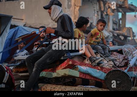 Gaza, Gaza, Palestine. 1er juillet 2024. Des milliers de Palestiniens sont déplacés de leurs maisons dans la ville orientale de Khan Yunis, au sud de la bande de Gaza, après que l'armée israélienne a menacé de les évacuer immédiatement (crédit image : © Saher Alghorra/ZUMA Press Wire) USAGE ÉDITORIAL SEULEMENT! Non destiné à UN USAGE commercial ! Banque D'Images