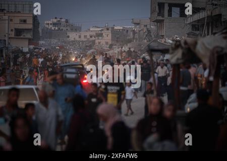 Gaza, Gaza, Palestine. 1er juillet 2024. Des milliers de Palestiniens sont déplacés de leurs maisons dans la ville orientale de Khan Yunis, au sud de la bande de Gaza, après que l'armée israélienne a menacé de les évacuer immédiatement (crédit image : © Saher Alghorra/ZUMA Press Wire) USAGE ÉDITORIAL SEULEMENT! Non destiné à UN USAGE commercial ! Banque D'Images