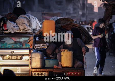 Gaza, Gaza, Palestine. 1er juillet 2024. Des milliers de Palestiniens sont déplacés de leurs maisons dans la ville orientale de Khan Yunis, au sud de la bande de Gaza, après que l'armée israélienne a menacé de les évacuer immédiatement (crédit image : © Saher Alghorra/ZUMA Press Wire) USAGE ÉDITORIAL SEULEMENT! Non destiné à UN USAGE commercial ! Banque D'Images