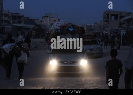 Gaza, Gaza, Palestine. 1er juillet 2024. Des milliers de Palestiniens sont déplacés de leurs maisons dans la ville orientale de Khan Yunis, au sud de la bande de Gaza, après que l'armée israélienne a menacé de les évacuer immédiatement (crédit image : © Saher Alghorra/ZUMA Press Wire) USAGE ÉDITORIAL SEULEMENT! Non destiné à UN USAGE commercial ! Banque D'Images