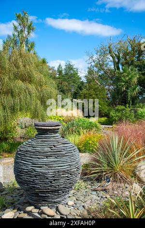 Sculpture de jardin faite d'ardoise et dans le style d'une urne Banque D'Images