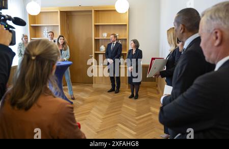 La Haye, pays-Bas. 02 juillet 2024. LA HAYE - L'ancienne ministre de la Justice et de la sécurité Dilan Yesilgoz lors de la passation à ses successeurs, le nouveau ministre de la Justice et de la sécurité David van Weel et la nouvelle ministre de l'asile et de la migration Marjolein Faber. L'ancien secrétaire d'État Eric van der Burg (à droite) regarde. ANP JEROEN JUMELET netherlands Out - belgique Out Credit : ANP/Alamy Live News Banque D'Images