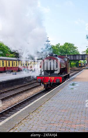 Train à vapeur historique restauré arrivant à la gare de Sheringham, qui fait partie de la ligne Poppy du North Norfolk Railway Banque D'Images